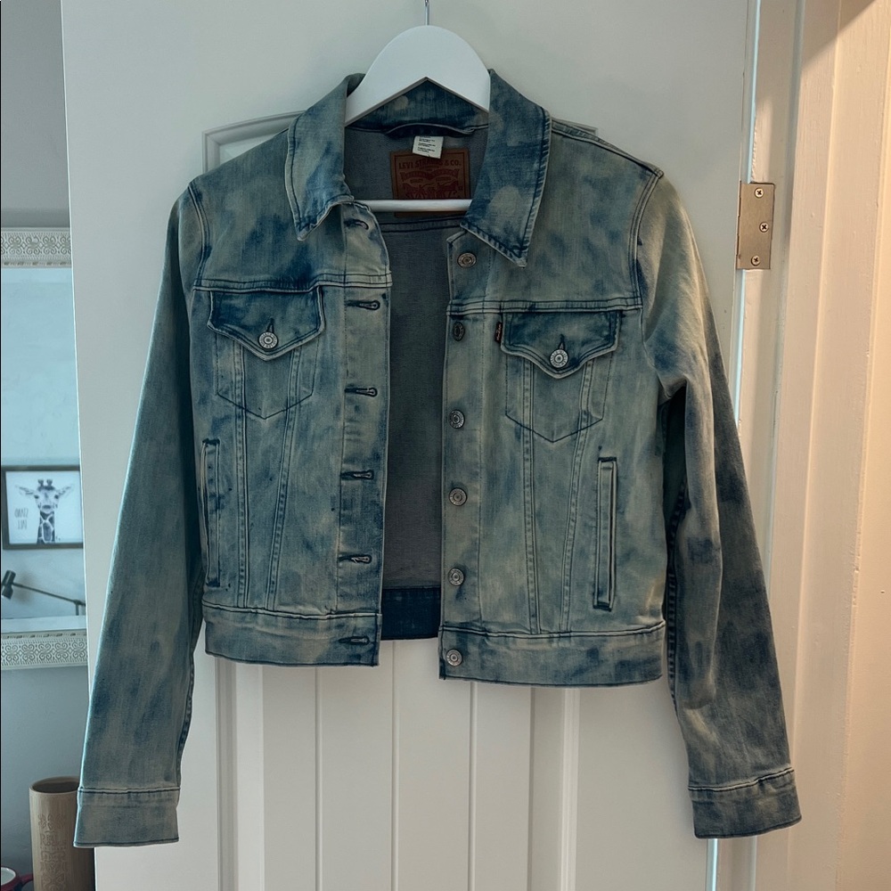 Levi's Classic Light Blue Acid Wash Denim Cropped Jacket